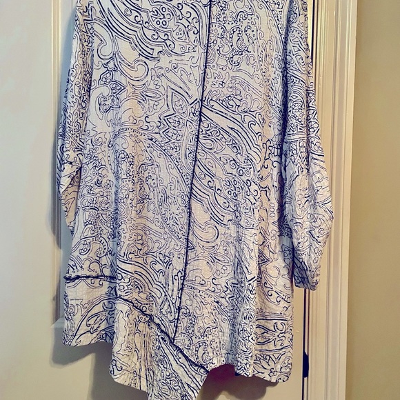 Gently worn Ali Miles top with a pocket on the bottom of the top - Picture 6 of 8